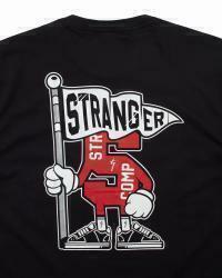 CAMISETA STRANGER COLLEGE FLAG