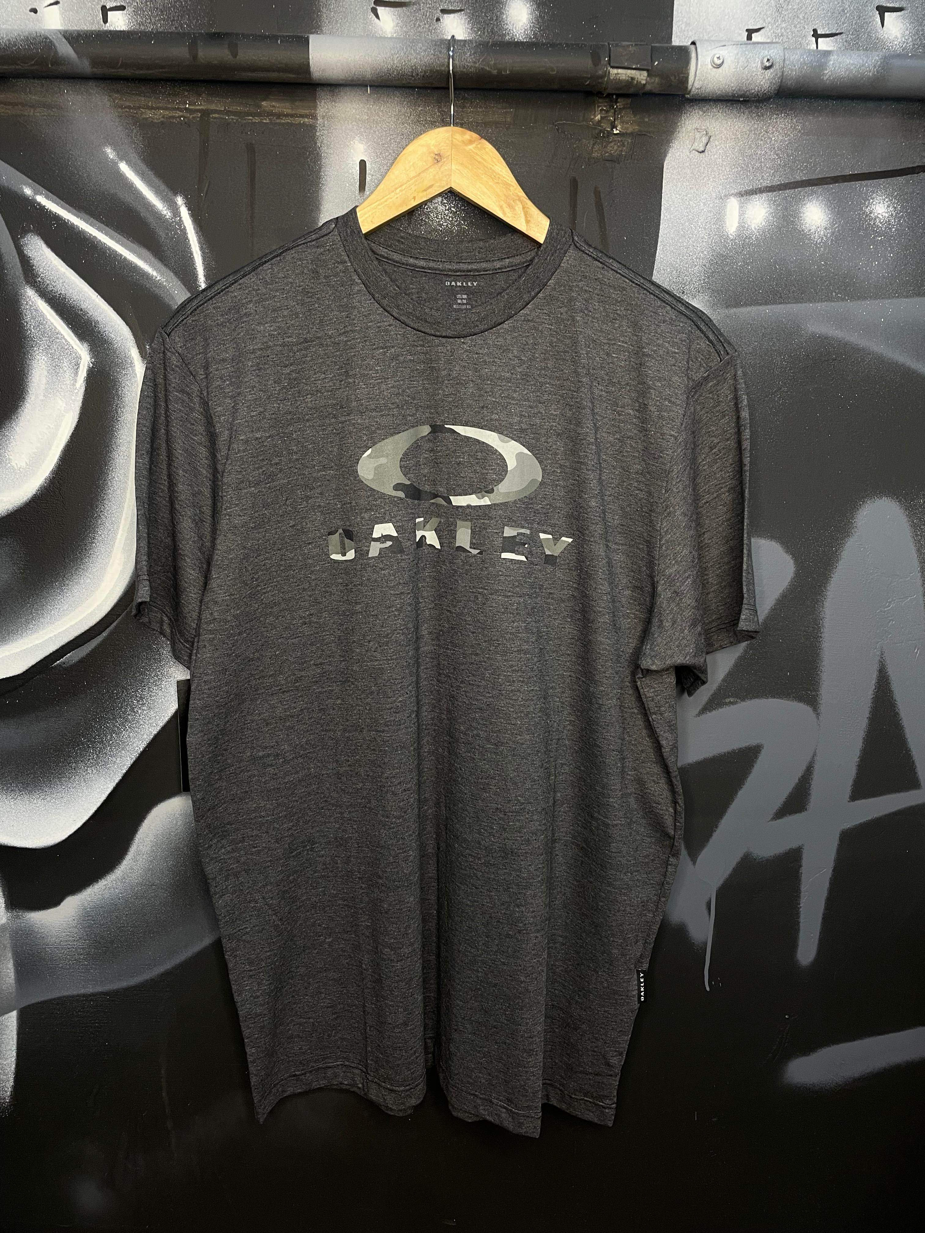 CAMISETA OAKLEY CAMO SS TEE CINZA