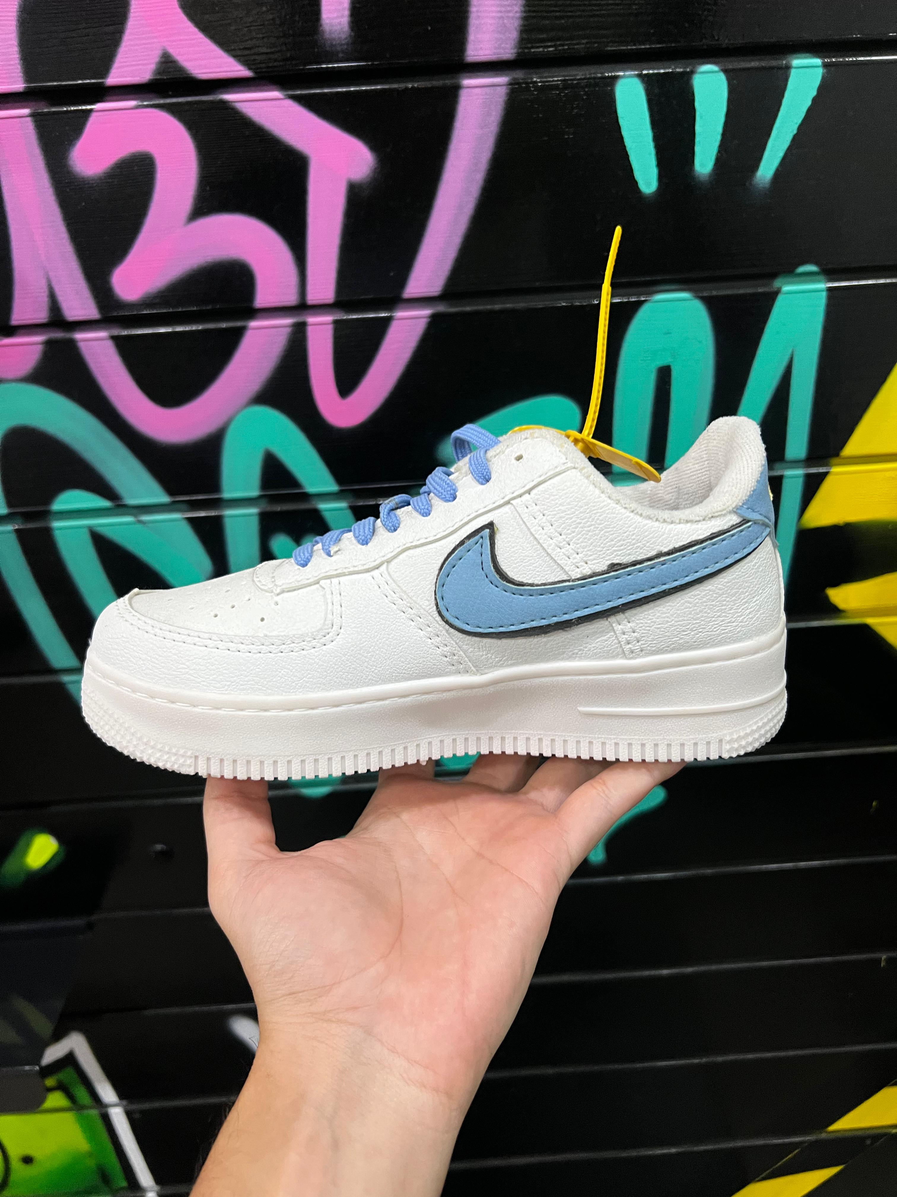 Tênis Nike Air Force - Branco e Azul